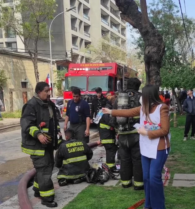 Ayuda a los bomberos en barrio Meiggs